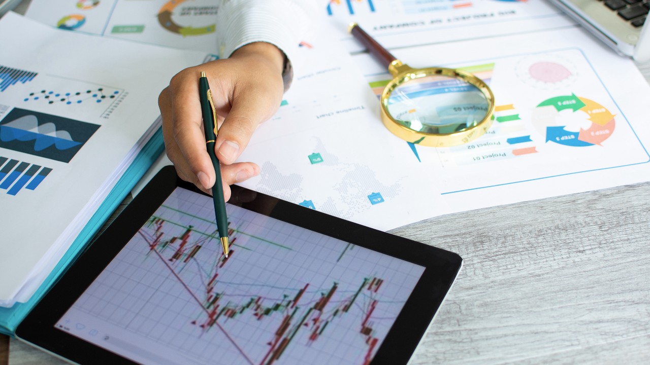 A man explaining a stock chart; image used for derivatives/futures and options page