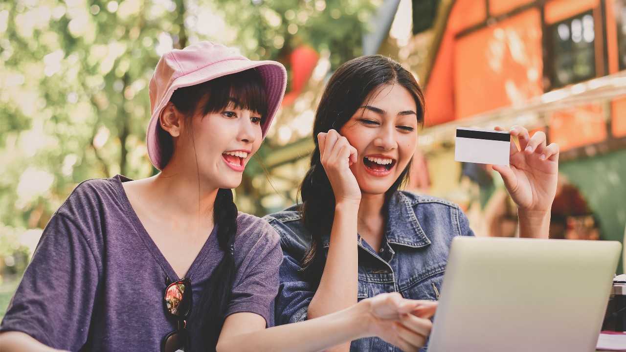 女孩正在享受网上购物； 图片使用于用汇丰Red信用卡赚尽网上签账优惠的页面。